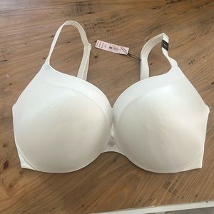 NWT Victoria’s Secret White Push Up Bra. Size 36DD!!